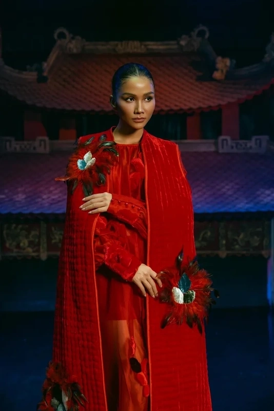 Sinh năm 1992, H'Hen Niê đã trở thành một trong những người đẹp nổi bật của thế hệ mới.