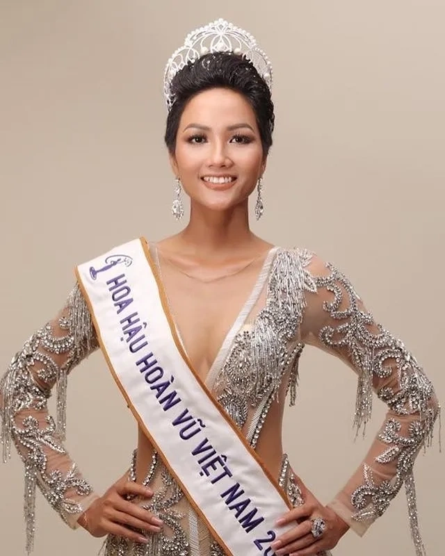 Trang phục dân tộc của H'Hen Niê tại Miss Universe 2018 đã gây ấn tượng mạnh mẽ với sự sáng tạo và sự tôn vinh văn hóa.