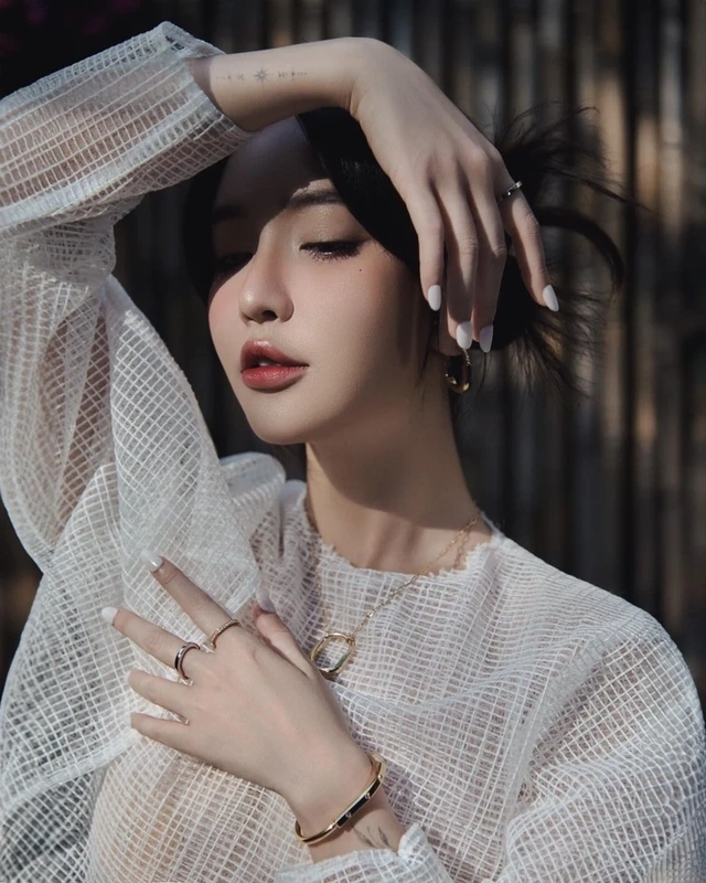 Khám phá những bài hát hay của Bích Phương, mỗi ca khúc là một dấu ấn trong sự nghiệp âm nhạc của cô.