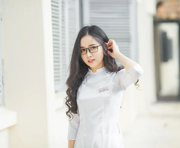 Gái xinh đeo kính cute với ánh mắt ngọt ngào khó quên.