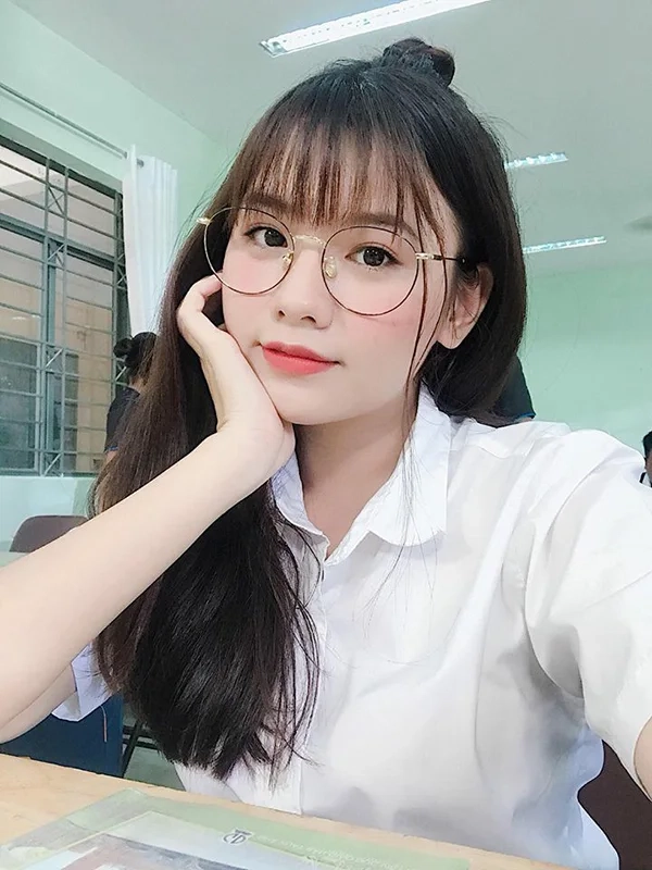 Hình gái cute che mặt đầy bí ẩn nhưng không kém phần đáng yêu.