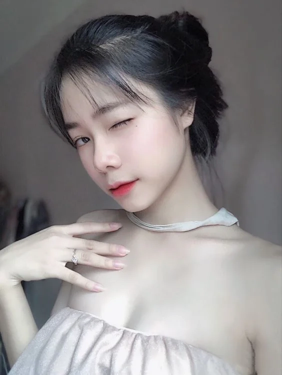 Ảnh gái cute đeo mắt kính mang phong cách trẻ trung và tinh tế.