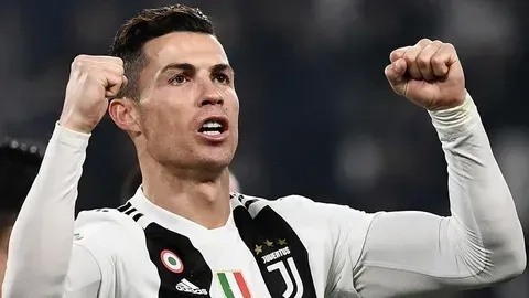 Tải ngay hình nền cầu thủ bóng đá Ronaldo, ngôi sao sáng của mọi sân cỏ