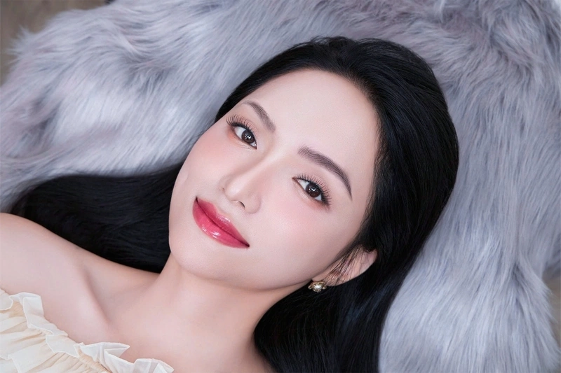 Hương Giang tiếp tục tạo dấu ấn mạnh mẽ trong lòng công chúng với phong cách riêng và tài năng vượt trội.