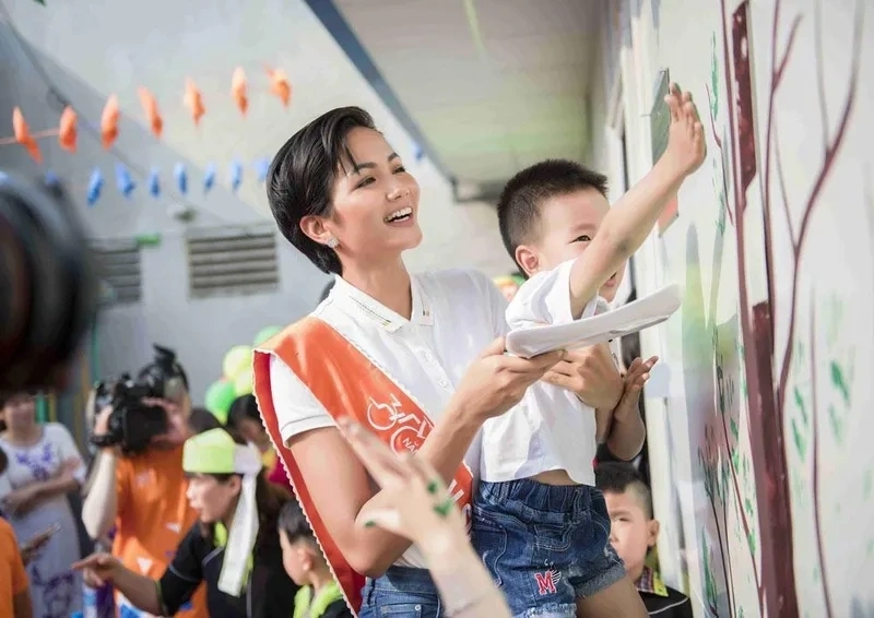 H'Hen Niê đã làm nên lịch sử khi đăng quang tại Miss Universe 2018, ghi dấu ấn Việt Nam trên bản đồ sắc đẹp thế giới.