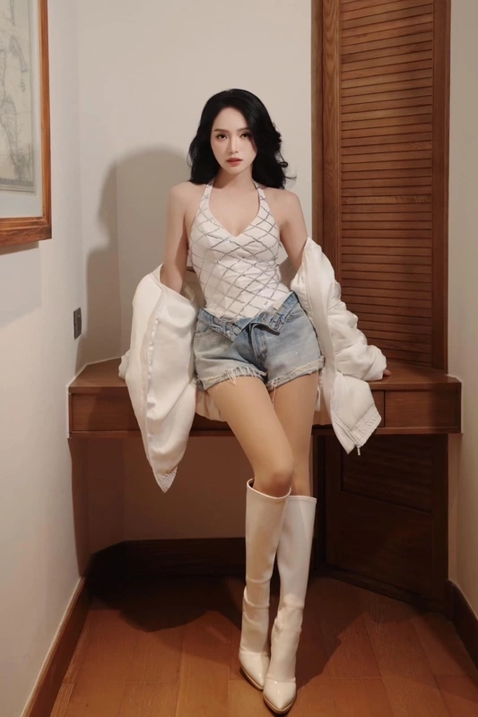 Khám phá cuộc sống và sự nghiệp của Hướng Giang Idol, ca sĩ nổi bật trước khi thực hiện hành trình chuyển giới.