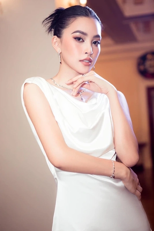 Trần Tiểu Vy quyến rũ trong bộ bikini trắng, thần thái chuẩn hoa hậu.