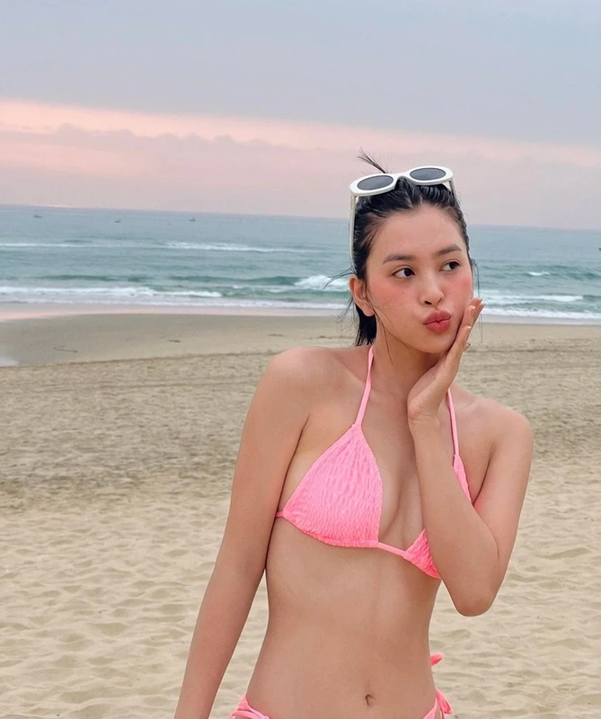 Trần Tiểu Vy mặc bikini đầy gợi cảm, thu hút sự chú ý từ mọi góc độ.