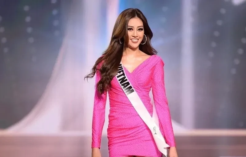 Khánh Vân tự tin trên sân khấu Miss Universe 2021, thể hiện bản lĩnh và sắc đẹp Việt Nam.