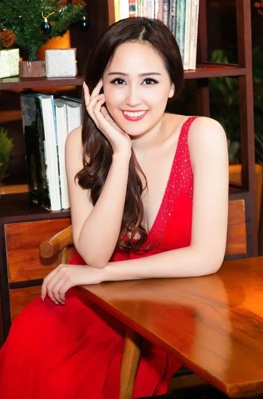 Mai Phương Thúy từng gặp sự cố lộ ngực trên thảm đỏ khiến không ít người phải chú ý.