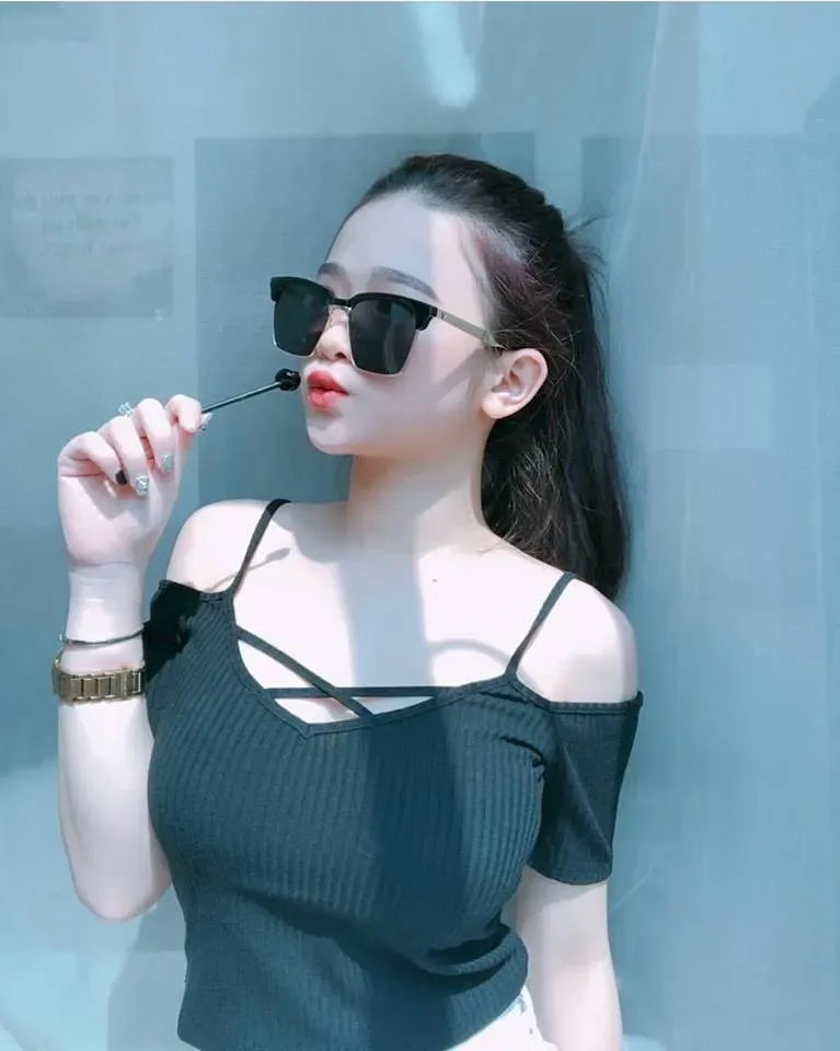 Gái tiktok mặc bikini tôn lên vẻ đẹp tự tin và cuốn hút.