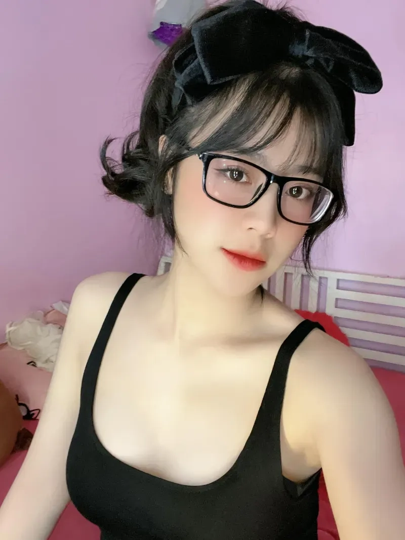 Gái xinh sexy thể hiện vẻ đẹp quyến rũ, cuốn hút mọi ánh nhìn.