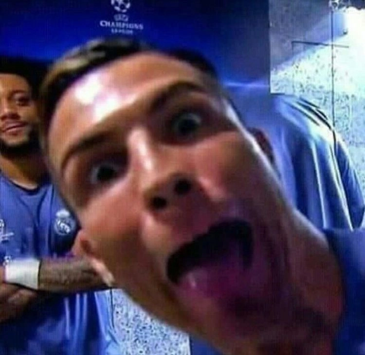 Messi ronaldo meme luôn thu hút sự chú ý từ cộng đồng bóng đá.