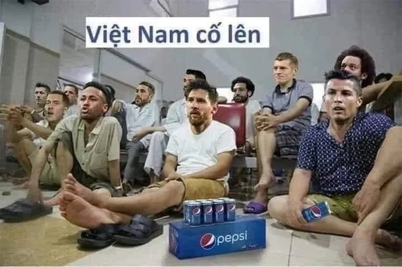 Chỉ một cú cốc đầu nhẹ nhàng, meme này sẽ khiến bạn phải cười thả ga!