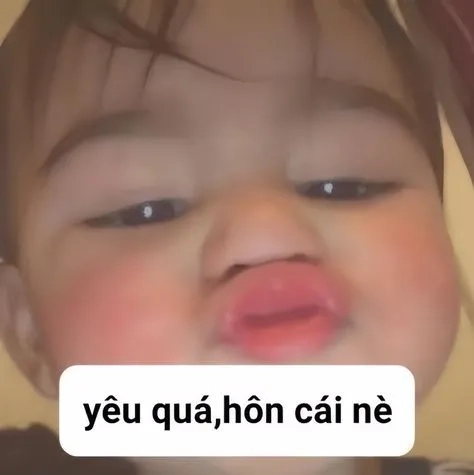 Meme em bé cute hài hước mang đến sự ngọt ngào và dễ thương.