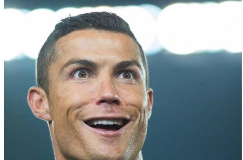 Ronaldo khóc meme khiến người hâm mộ cảm thấy đồng cảm và thú vị.