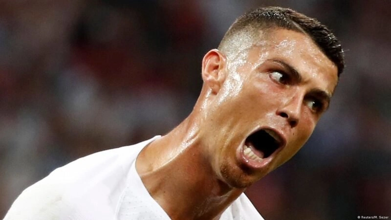 Hãy xem ngay meme ronaldo uống nước cực kỳ hài hước và vui nhộn!