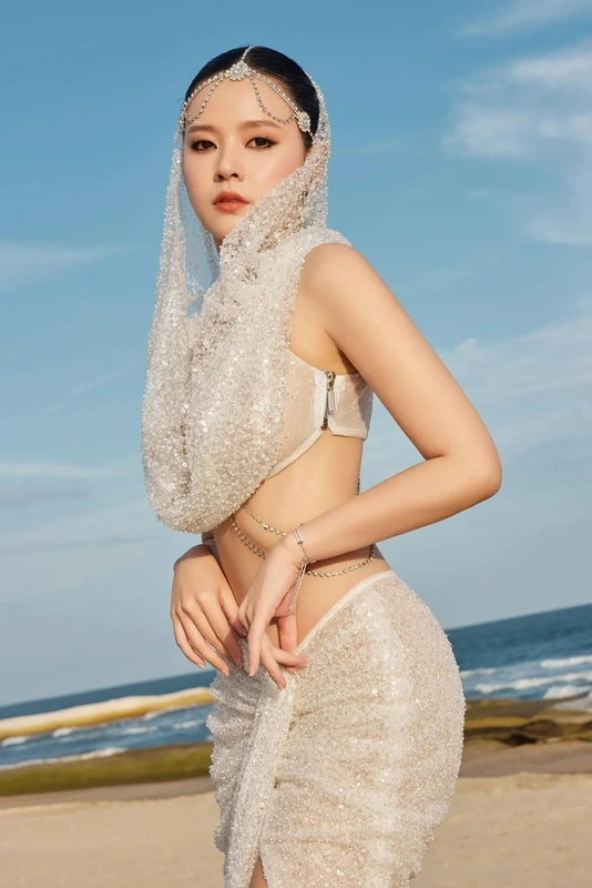 Midu luôn tỏa sáng với vẻ đẹp thanh thoát trong từng chiếc áo dài truyền thống.