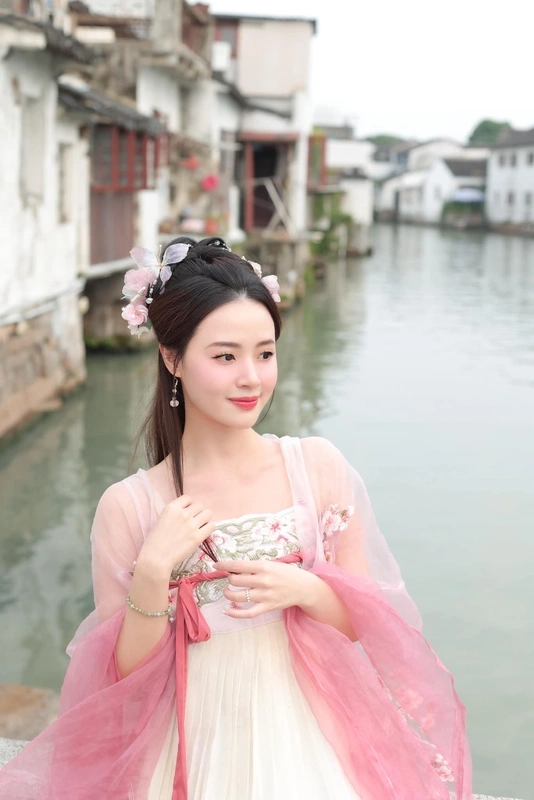 Midu 2021 tiếp tục gây ấn tượng mạnh mẽ trong làng giải trí với nhiều dự án mới mẻ.