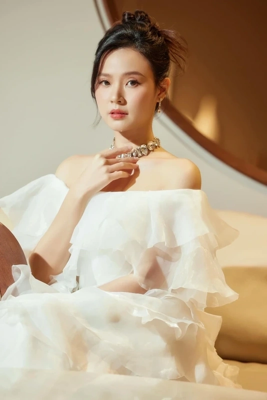Tin tức về lễ đính hôn của Midu khiến cộng đồng mạng bàn tán không ngừng trong suốt thời gian qua.