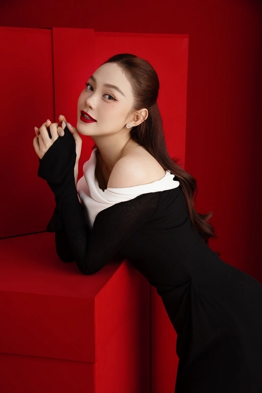 Nghệ sĩ ưu tú Minh Hằng nhận được nhiều lời khen ngợi về khả năng diễn xuất và đóng góp cho nghệ thuật.