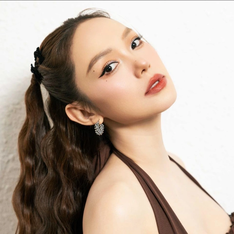 Bài hát của Minh Hằng luôn đầy cảm xúc, với sự kết hợp hoàn hảo giữa lời ca và giai điệu.
