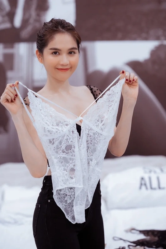Trong bộ đầm xuyên thấu, Ngọc Trinh không chỉ xinh đẹp mà còn vô cùng cuốn hút.
