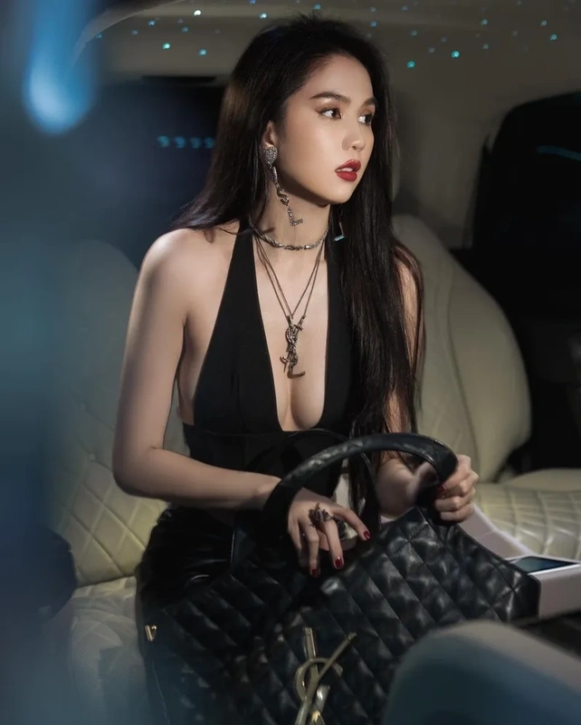 Ngọc Trinh mặc áo xuyên thấu, quyến rũ mà không kém phần thanh lịch.