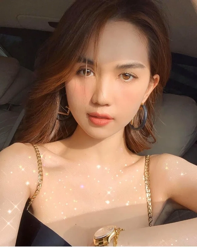 Ngọc Trinh khoe vẻ đẹp gợi cảm trong chiếc váy xuyên thấu đầy thu hút.