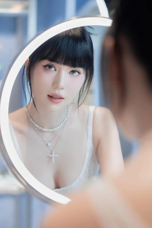 Ngọc Trinh diện trang phục lọt khe, tự tin khoe body gợi cảm.