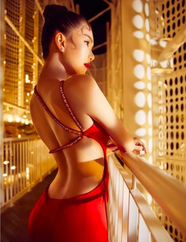 Câu chuyện tình giữa Ngọc Trinh và Hoàng Kiều vẫn là chủ đề nóng trên mạng xã hội với nhiều thông tin thú vị và gây xôn xao.