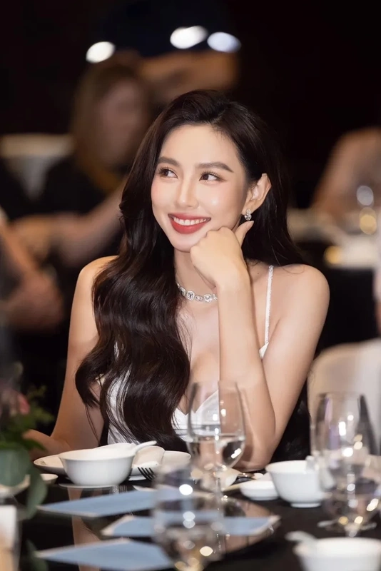 Thuỳ Tiên, Hoa hậu Hòa Bình Quốc tế, khiến người hâm mộ say đắm với sắc đẹp đậm đà bản sắc dân tộc.