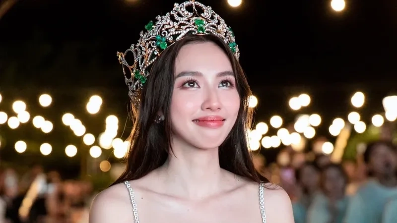 Chắc chắn bạn sẽ yêu thích hình ảnh Nguyễn Thúc Thùy Tiên duyên dáng trong bộ áo dài truyền thống.