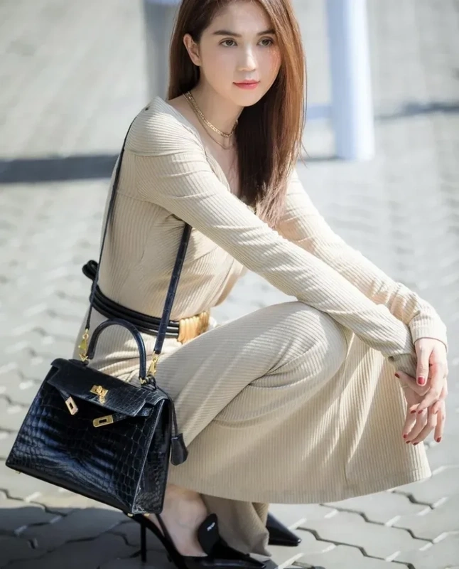 Ngọc Trinh diện nội y siêu nhỏ, khoe vẻ quyến rũ không thể rời mắt.