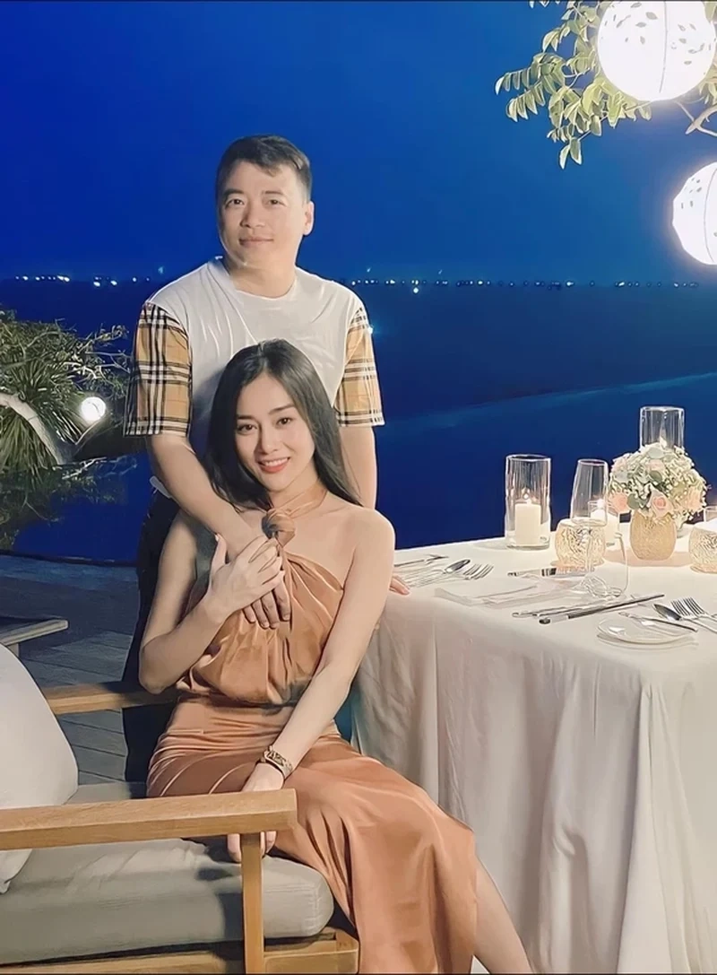 Video của Phương Oanh và Shark Bình luôn thu hút sự chú ý lớn từ người hâm mộ, với những khoảnh khắc ngọt ngào, lãng mạn.
