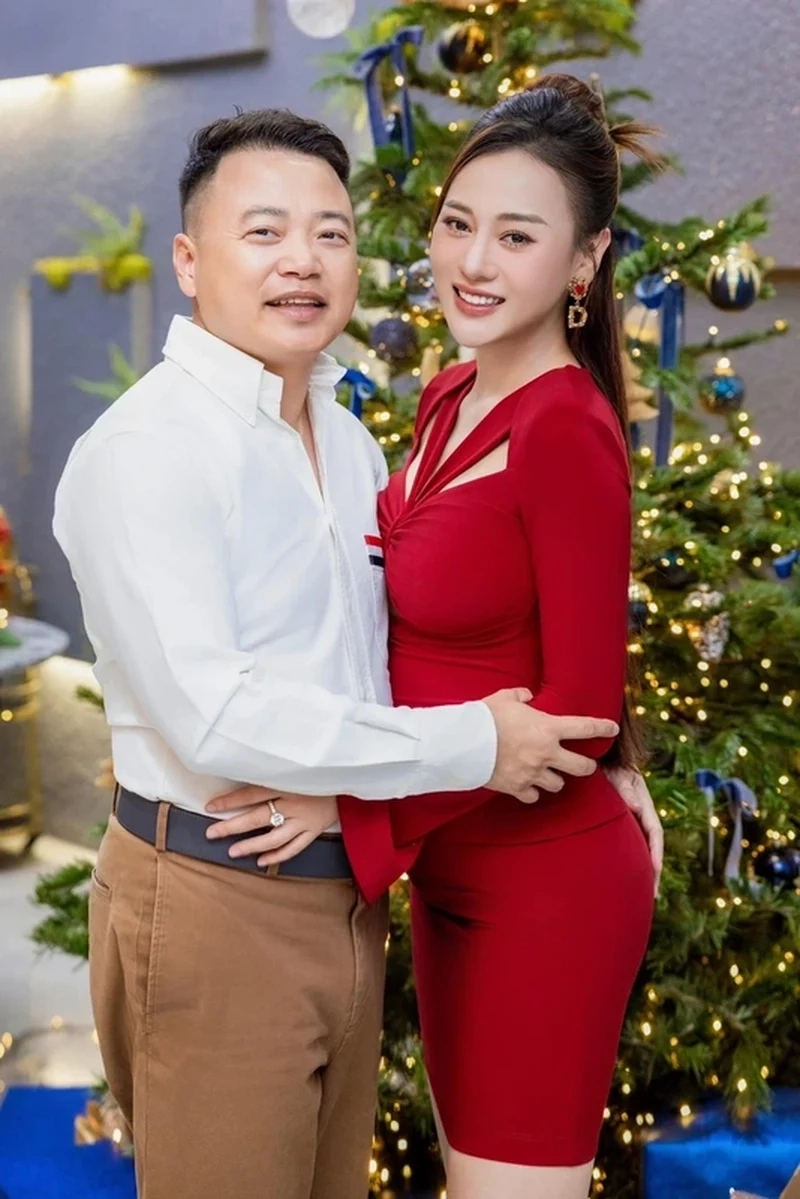 Phương Oanh và Shark Bình không ít lần khiến người hâm mộ tò mò về chuyện tình cảm của họ, khiến truyền thông luôn xôn xao.
