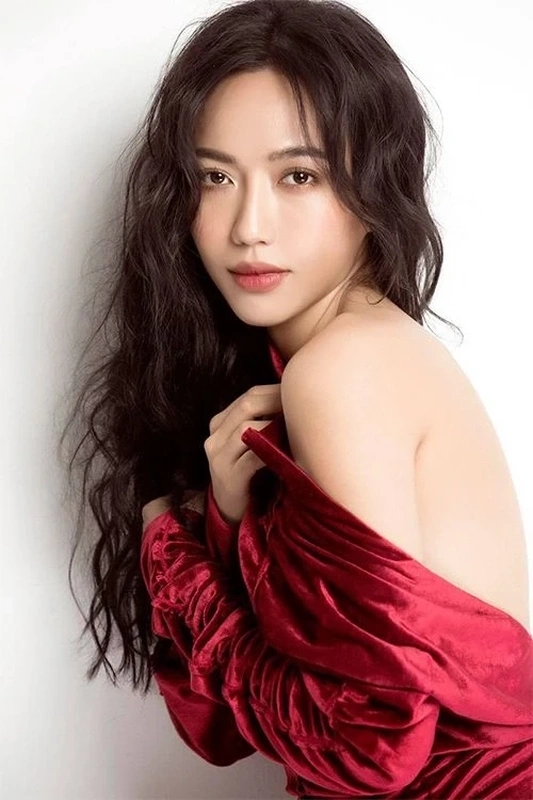 Diệu Nhi tỏa sáng với bó hoa cưới xinh đẹp, làm nổi bật ngày trọng đại của cô.