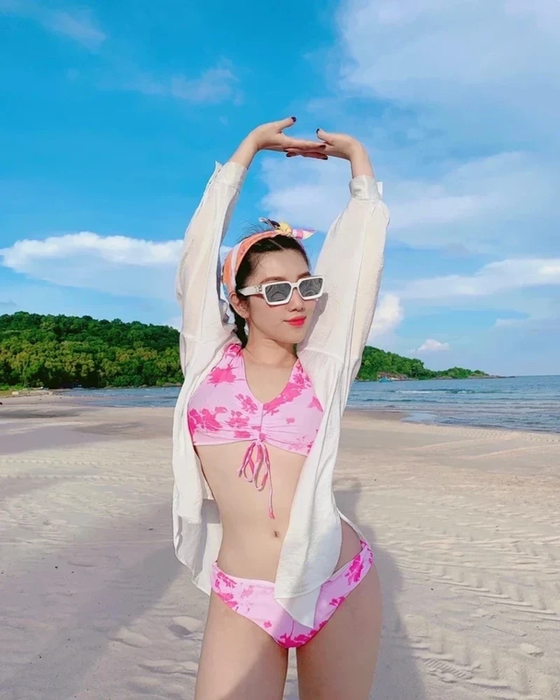 Thúy Ngân khoe thân hình chuẩn với những bức ảnh bikini đầy nóng bỏng.