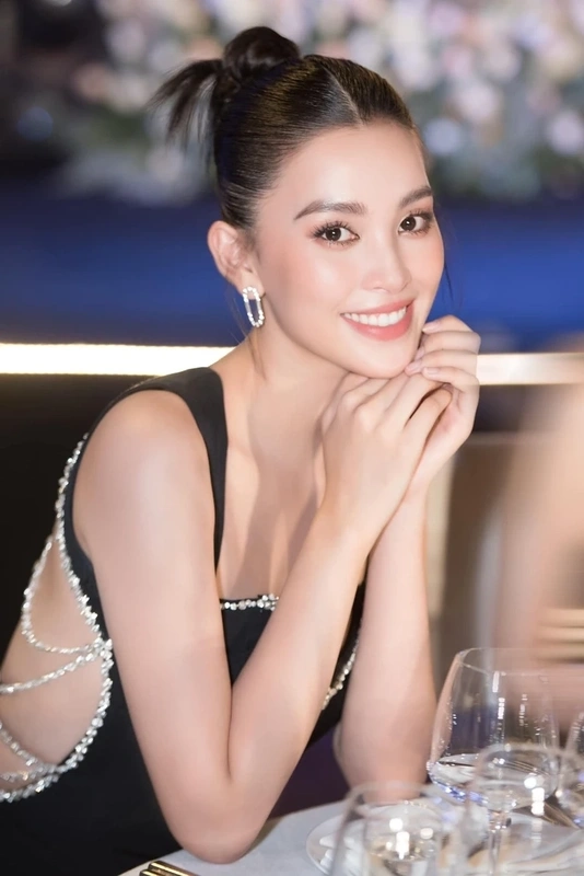 Hoa hậu Tiểu Vy nổi bật với vẻ đẹp thanh thoát và đầy cuốn hút.