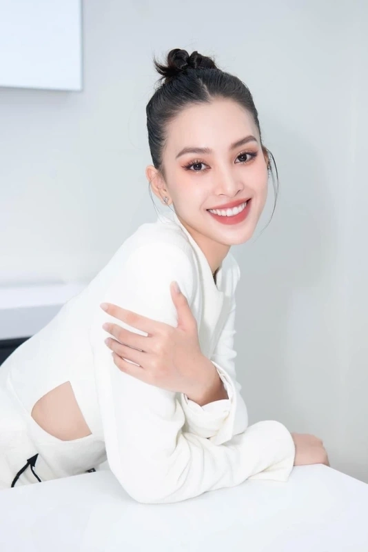 Tiểu Vy sinh năm 2000, là một trong những người đẹp trẻ tuổi tài năng của Việt Nam.