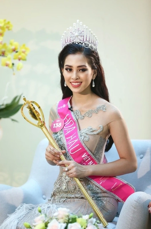 Hoa Tiểu Vy với nhan sắc cuốn hút và thần thái đỉnh cao không thể rời mắt.