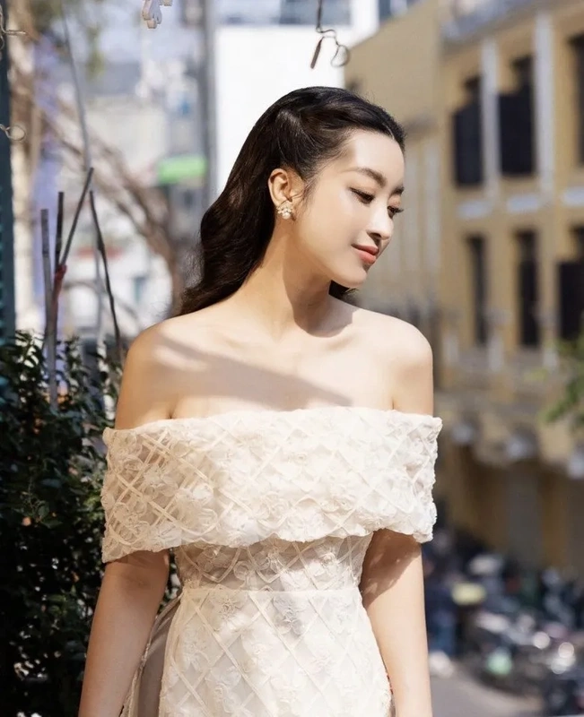 Vương miện Hoa hậu Hòa Bình Quốc tế 2021 của Nguyễn Thúc Thùy Tiên tỏa sáng trên sân khấu quốc tế.