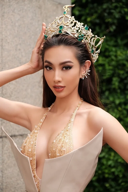 Vương miện Hoa hậu Hòa Bình của Nguyễn Thức Thủy Tiên lấp lánh, tượng trưng cho sự nỗ lực không ngừng.