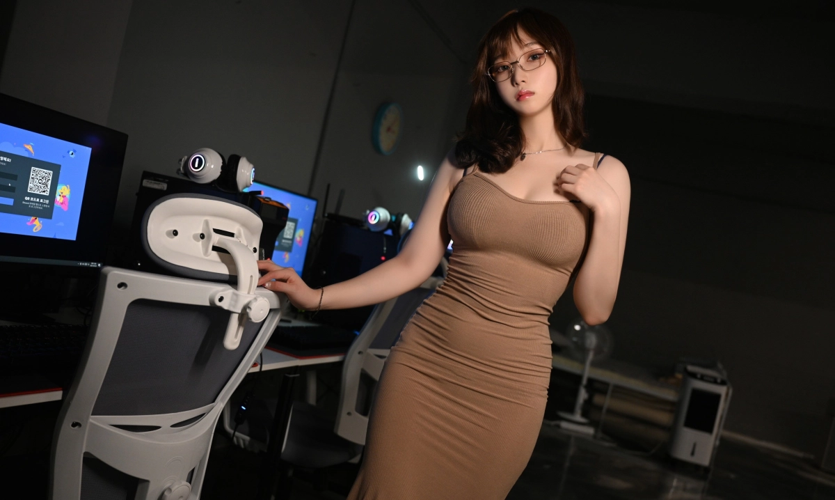 BlueCake quay lưng cong cháy nóng bỏng cuốn hút