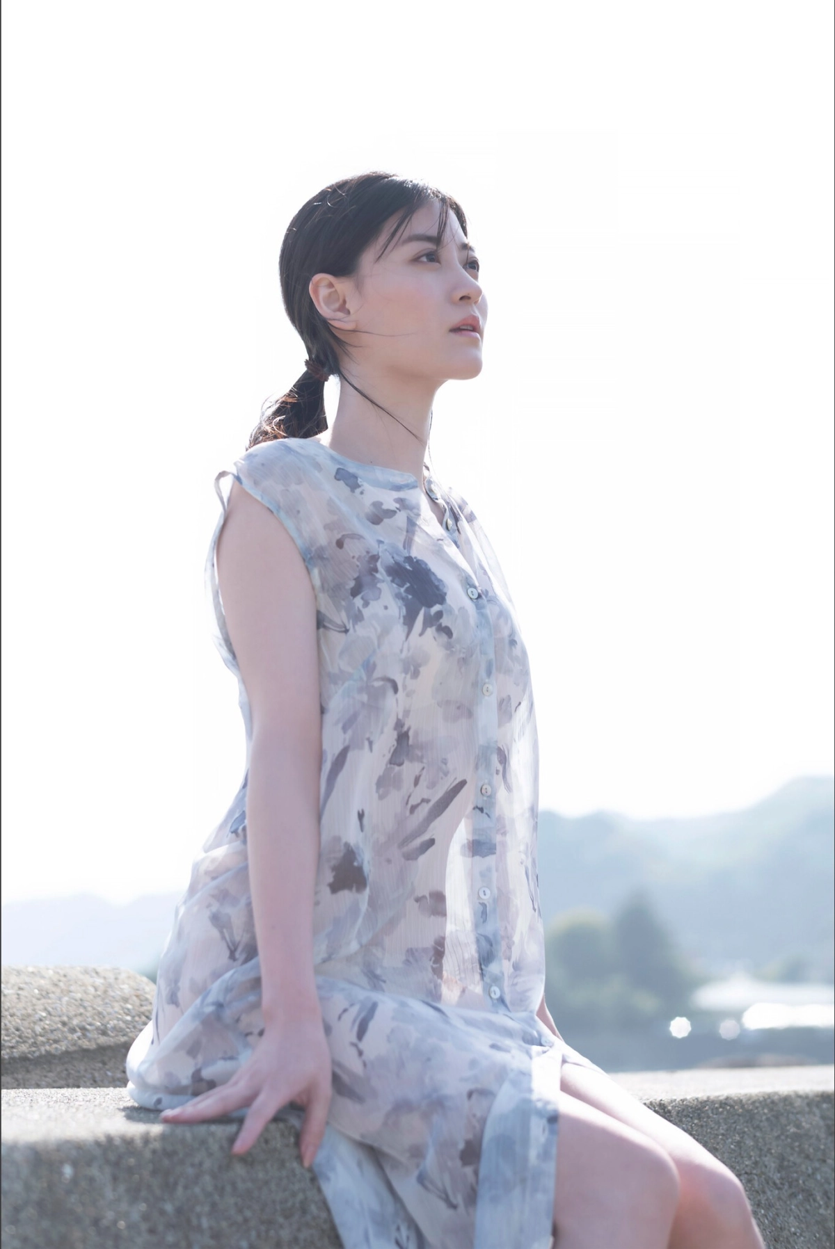 Kami Nishie quay lưng cong cháy nóng bỏng cuốn hút