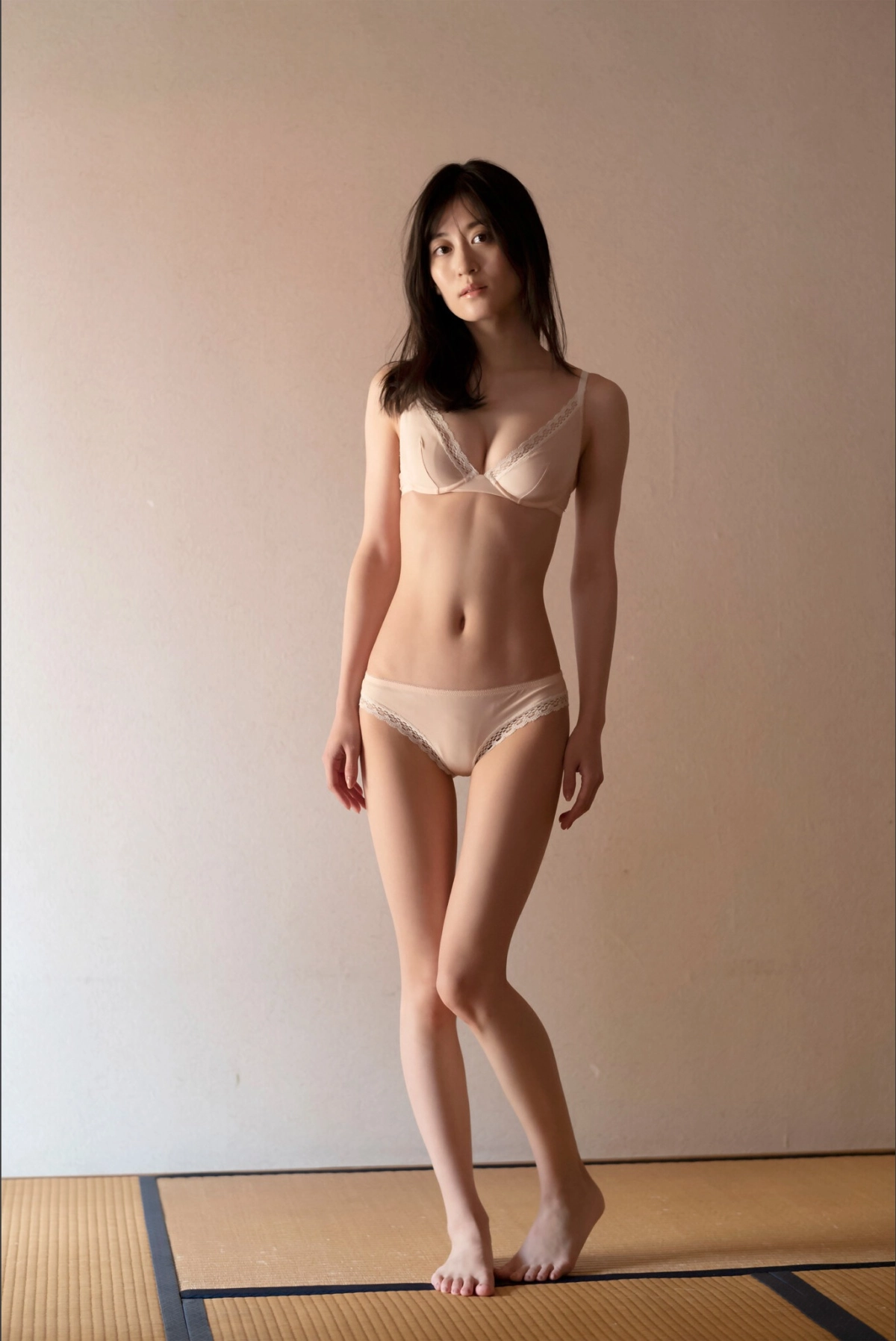 Kami Nishie ánh mắt dâm nóng bỏng quyến rũ