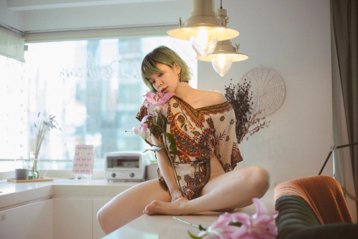 Kuromelo quay lưng cong cháy nóng bỏng cuốn hút