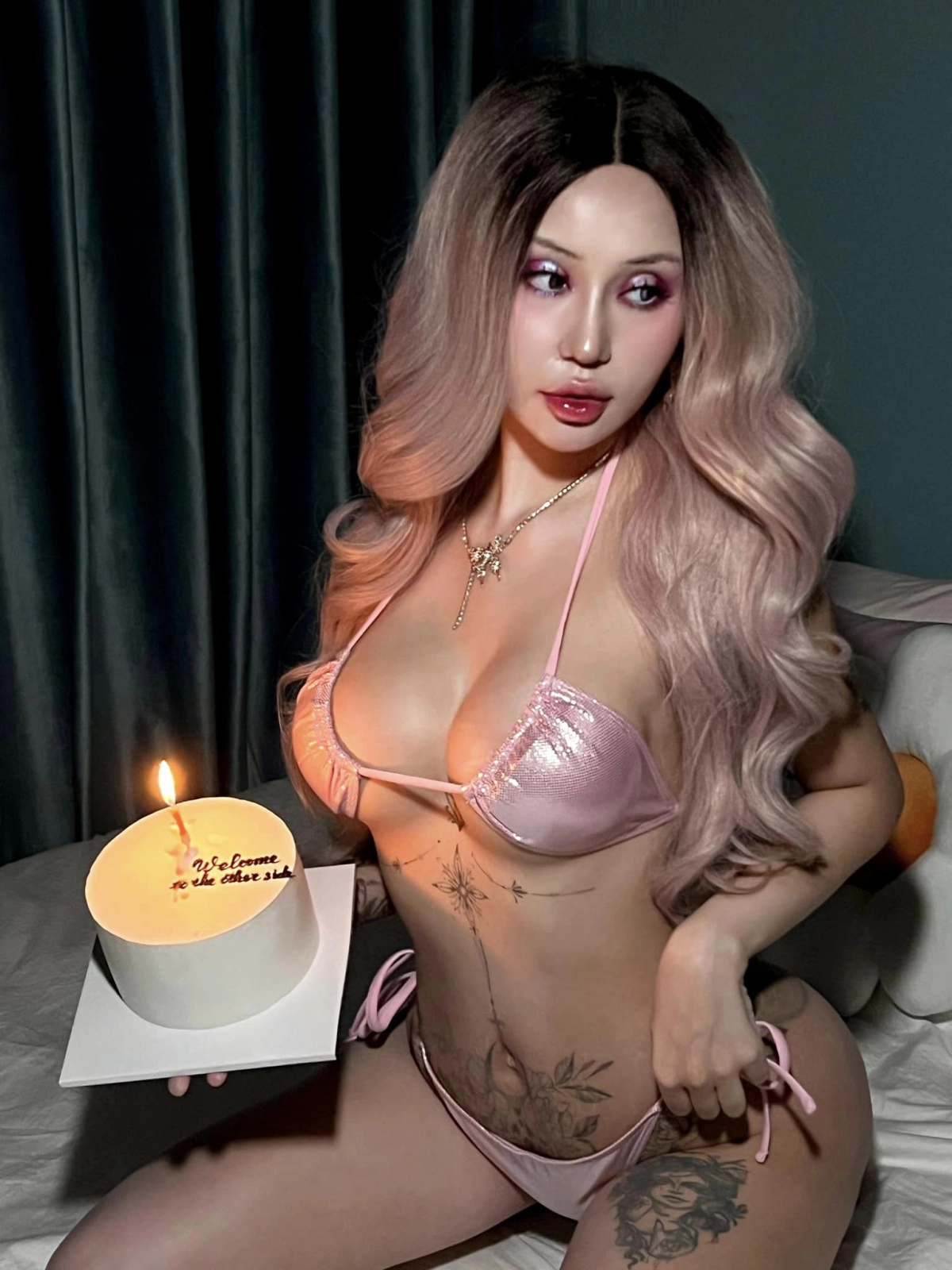 Em bé gái cười tạo cảm giác hồn nhiên