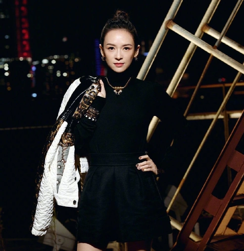 Chương Tử Di tham gia cả phim điện ảnh lẫn truyền hình.