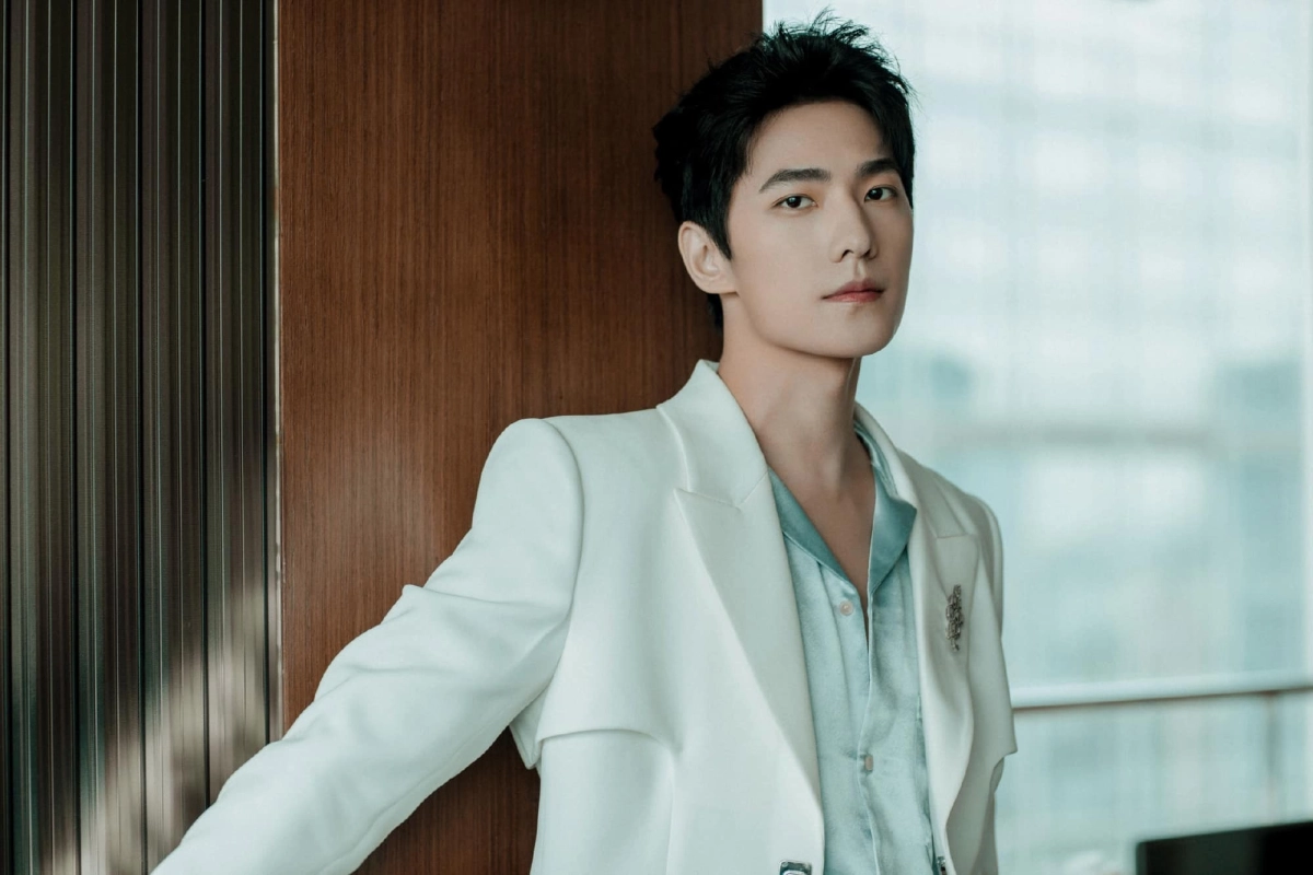 Dương Dương cao khoảng 1m80.